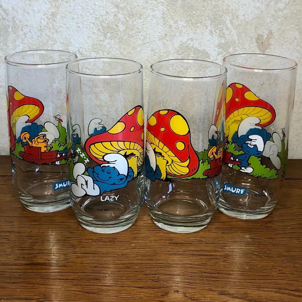 1 of 4 Lazy Smurf 1982 Collectable glasses
